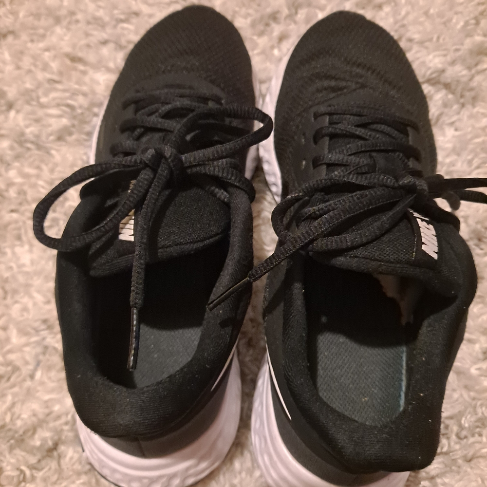 Nike Black and White Jogging Sneakers - Picture 3 of 9